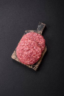 Beton kaplamalı tuzlu ve baharatlı taze çiğ biftek köftesi.