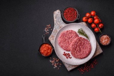 Beton kaplamalı tuzlu ve baharatlı taze çiğ biftek köftesi.