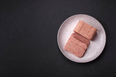 Lezzetli konserve pembe baharatlı jambon ya da arka planda tuz, baharat ve otlu konserve jambon.