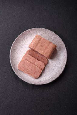 Lezzetli konserve pembe baharatlı jambon ya da arka planda tuz, baharat ve otlu konserve jambon.