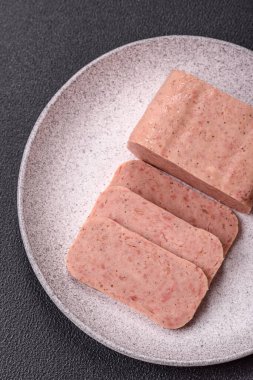 Lezzetli konserve pembe baharatlı jambon ya da arka planda tuz, baharat ve otlu konserve jambon.