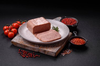 Lezzetli konserve pembe baharatlı jambon ya da arka planda tuz, baharat ve otlu konserve jambon.