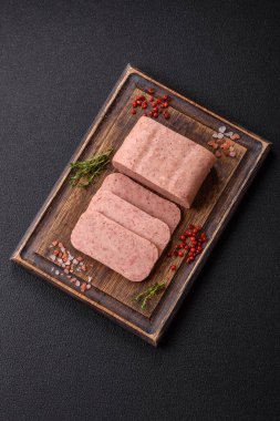 Lezzetli konserve pembe baharatlı jambon ya da arka planda tuz, baharat ve otlu konserve jambon.