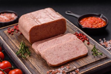 Lezzetli konserve pembe baharatlı jambon ya da arka planda tuz, baharat ve otlu konserve jambon.