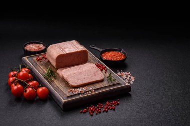 Lezzetli konserve pembe baharatlı jambon ya da arka planda tuz, baharat ve otlu konserve jambon.