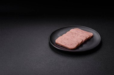 Lezzetli konserve pembe baharatlı jambon ya da arka planda tuz, baharat ve otlu konserve jambon.