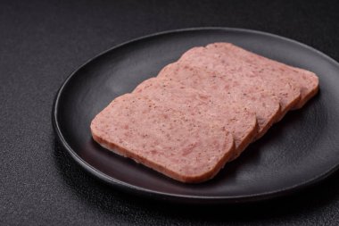 Lezzetli konserve pembe baharatlı jambon ya da arka planda tuz, baharat ve otlu konserve jambon.