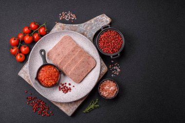 Lezzetli konserve pembe baharatlı jambon ya da arka planda tuz, baharat ve otlu konserve jambon.