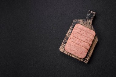 Lezzetli konserve pembe baharatlı jambon ya da arka planda tuz, baharat ve otlu konserve jambon.