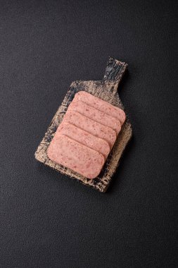 Lezzetli konserve pembe baharatlı jambon ya da arka planda tuz, baharat ve otlu konserve jambon.