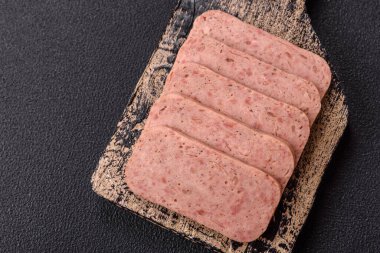 Lezzetli konserve pembe baharatlı jambon ya da arka planda tuz, baharat ve otlu konserve jambon.