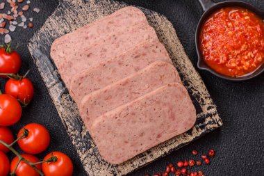 Lezzetli konserve pembe baharatlı jambon ya da arka planda tuz, baharat ve otlu konserve jambon.