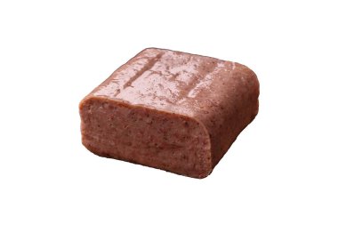 Lezzetli konserve pembe baharatlı jambon ya da beyaz arka planda tuzlu, baharatlı ve otlu jambon.