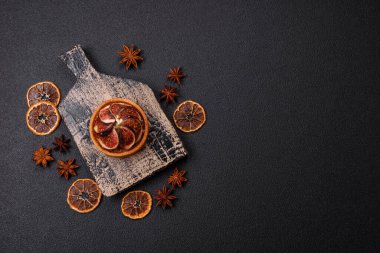 İncirli tatlı tart, peynirli krema ve fındıklı koyu beton arka plan