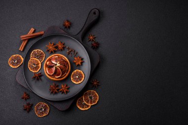 İncirli tatlı tart, peynirli krema ve fındıklı koyu beton arka plan