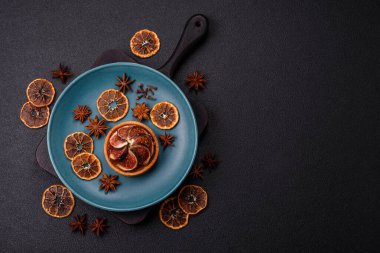 İncirli tatlı tart, peynirli krema ve fındıklı koyu beton arka plan