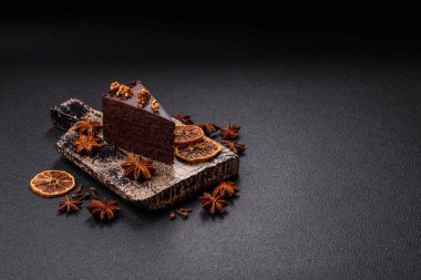 Koyu beton arka planda fındıklı bir parça çikolatalı pasta.