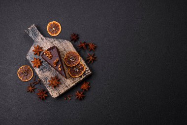 Koyu beton arka planda fındıklı bir parça çikolatalı pasta.