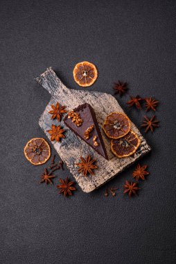 Koyu beton arka planda fındıklı bir parça çikolatalı pasta.