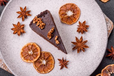 Koyu beton arka planda fındıklı bir parça çikolatalı pasta.