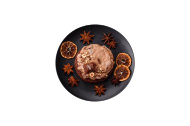 Tereyağlı yulaflı kurabiyeler ya da beyaz arka planda fıstık ezmesi ve fıstık.