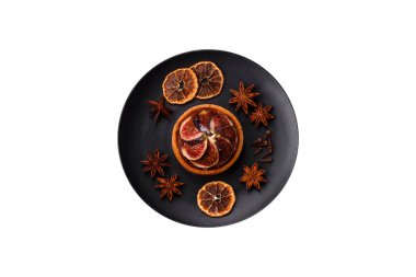 Beyaz arka planda incirli, peynirli ve cevizli tart.