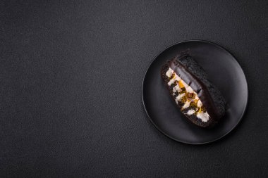 Brioche ekmekli sandviç, biftek, stracciatello ve vitello tonato soslu.