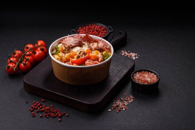 Prosciutto, fırında kabak, peynir, marul, domates ve susam tohumlu iştah açıcı salata.
