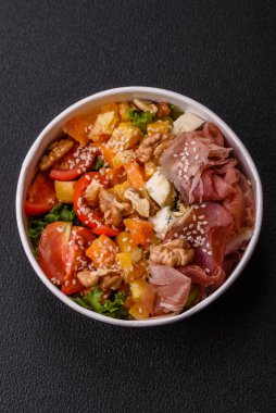 Prosciutto, fırında kabak, peynir, marul, domates ve susam tohumlu iştah açıcı salata.