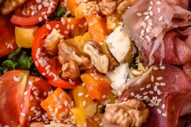 Prosciutto, fırında kabak, peynir, marul, domates ve susam tohumlu iştah açıcı salata.