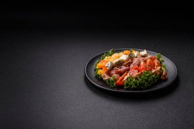 Prosciutto, fırında kabak, peynir, marul, domates ve susam tohumlu iştah açıcı salata.