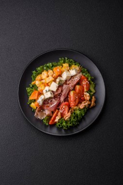 Prosciutto, fırında kabak, peynir, marul, domates ve susam tohumlu iştah açıcı salata.