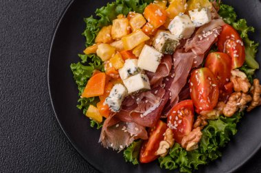 Prosciutto, fırında kabak, peynir, marul, domates ve susam tohumlu iştah açıcı salata.