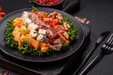 Prosciutto, fırında kabak, peynir, marul, domates ve susam tohumlu iştah açıcı salata.