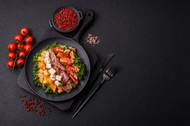 Prosciutto, fırında kabak, peynir, marul, domates ve susam tohumlu iştah açıcı salata.