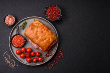 Salamlı, peynirli, domatesli roka, tuzlu, baharatlı ve çimento kaplı Focaccia.