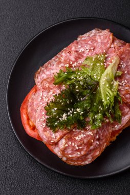 Salamlı, peynirli, domatesli roka, tuzlu, baharatlı ve çimento kaplı Focaccia.