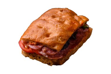 Beyaz arka planda salam, peynir, domates, roka, tuz, baharat ve otlu Focaccia.