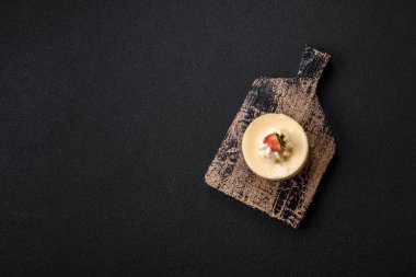 Çilekli cheesecake turtası ve koyu beton arka planda mascarpone.