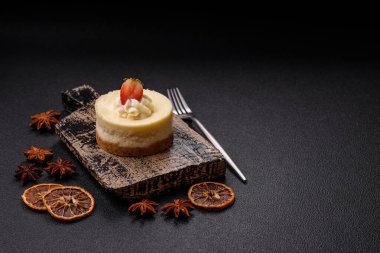 Çilekli cheesecake turtası ve koyu beton arka planda mascarpone.