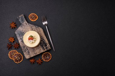 Çilekli cheesecake turtası ve koyu beton arka planda mascarpone.