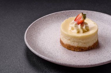 Çilekli cheesecake turtası ve koyu beton arka planda mascarpone.