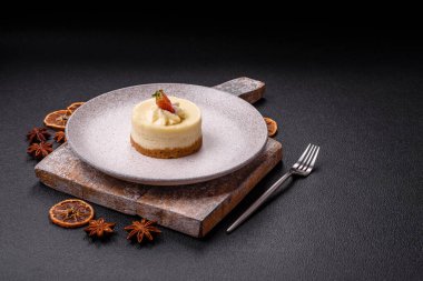 Çilekli cheesecake turtası ve koyu beton arka planda mascarpone.