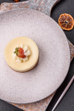 Çilekli cheesecake turtası ve koyu beton arka planda mascarpone.