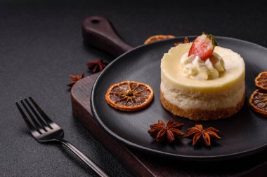 Çilekli cheesecake turtası ve koyu beton arka planda mascarpone.