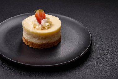 Çilekli cheesecake turtası ve koyu beton arka planda mascarpone.