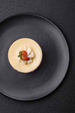 Çilekli cheesecake turtası ve koyu beton arka planda mascarpone.