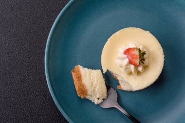 Çilekli cheesecake turtası ve koyu beton arka planda mascarpone.