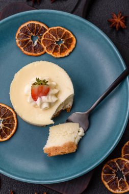 Çilekli cheesecake turtası ve koyu beton arka planda mascarpone.