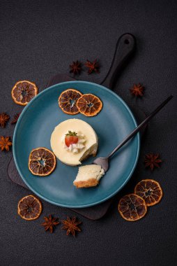 Çilekli cheesecake turtası ve koyu beton arka planda mascarpone.